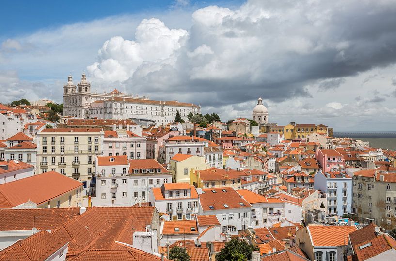 Het uitzicht over Alfama in Lissabon van MS Fotografie | Marc van der Stelt