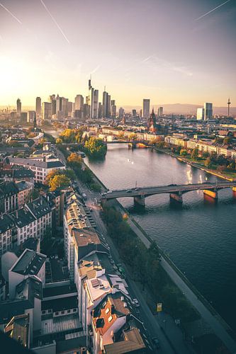 Frankfurt am Main van boven bij zonsondergang