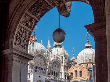 Gezicht op de Basiliek van San Marco in Venetië van Animaflora PicsStock