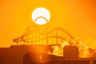Die Landmarke Tiger and Turtle in Duisburg im goldenen Licht des Sonnenaufgangs. Dieses weiche Licht taucht die Stahlkonstruktion mit ihren verschlungenen Wege und dem markanten Loopings in eine malerische Atmosphäre. von LICHTERKISTE Miniaturansicht