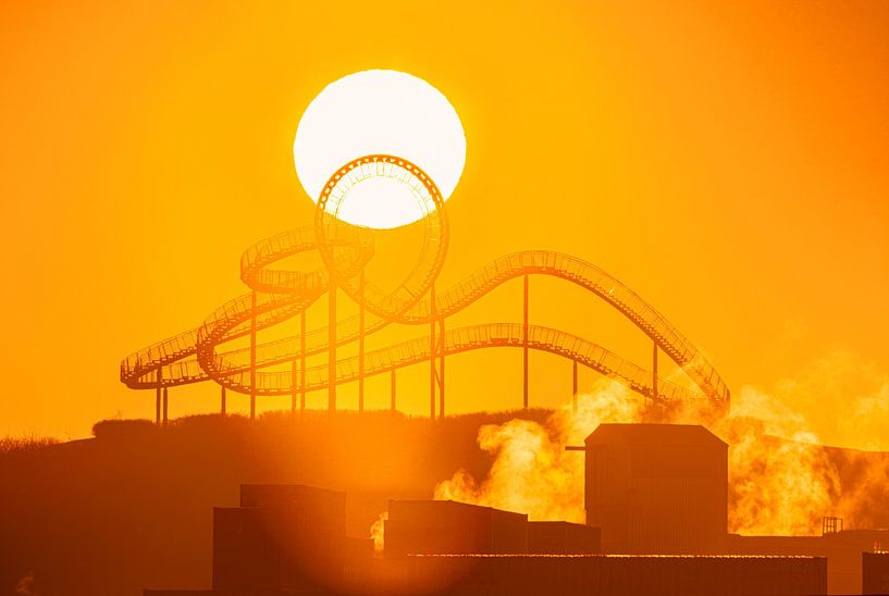 Die Landmarke Tiger and Turtle in Duisburg im goldenen Licht des Sonnenaufgangs. Dieses weiche Licht taucht die Stahlkonstruktion mit ihren verschlungenen Wege und dem markanten Loopings in eine malerische Atmosphäre. von LICHTERKISTE