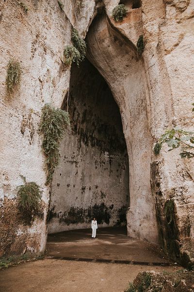 L'oreille de Dionysos : une grotte de calcaire dans la ville de Syracuse en Sicile Italie par Manon Visser