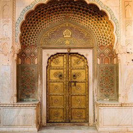 Porte dorée du palais avec arche élégante sur But First Framing