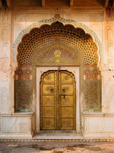 Porte dorée du palais avec arche élégante
