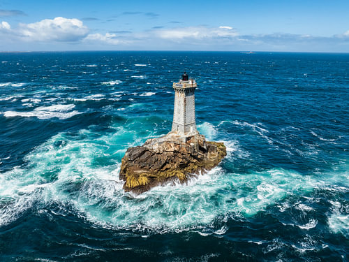 De Phare de la Vieille in de stormachtige Atlantische Oceaan
