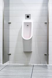 Urinale auf der Herrentoilette von Marcel Derweduwen