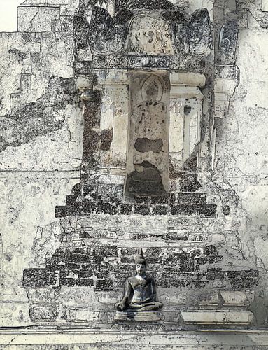 Kleine boeddha voor de tempel, monochroom