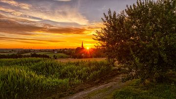 Zonsopkomst bij kerkdorpje Vijlen in Zuid-Limburg van John Kreukniet