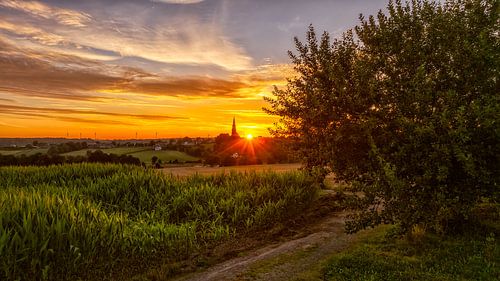 Zonsopkomst bij kerkdorpje Vijlen in Zuid-Limburg