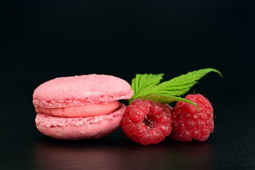 Pink macaron with raspberries