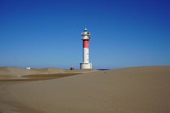 Dune de sable devant le phare d'El Fangar, dans le delta de l'Èbre, en Espagne