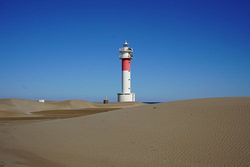 Dune de sable devant le phare d'El Fangar, dans le delta de l'Èbre, en Espagne