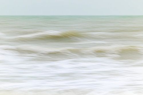 Movement. Zachte pastelkleuren van de golven van de Noordzee in het winterse ochtendlicht. Verhouding 2x3 van Anke de Groot