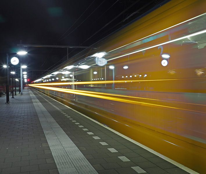 Trein in het donker by Alex Davidse