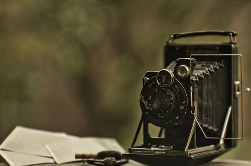 Een vintage camera gefotografeerd met een natuurlijke  en bokeh achtergrond