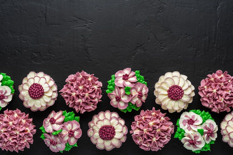 Paarse bloemen cupcakes van Urmila Tahloe