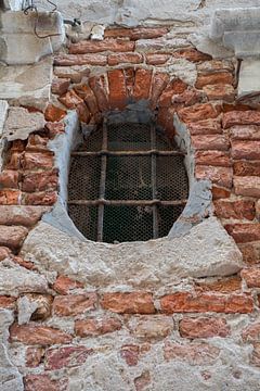 Klein raam in oude stad van Venetie, Italie
