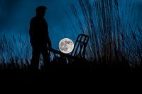 The full moon on the wheelbarrow