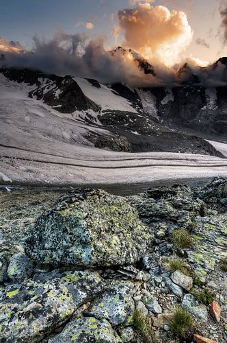 Stones, glaciers and sunny clouds