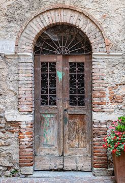 Oude deur in een italiaans dorp van Jefra Creations