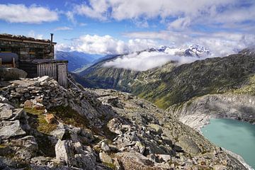 Spectaculaire paysage alpin suisse avec glacier - des montagnes puissantes, une glace éclatante et une atmosphère de haute montagne impressionnante. Un motif fort pour les vrais amoureux des Alpes.