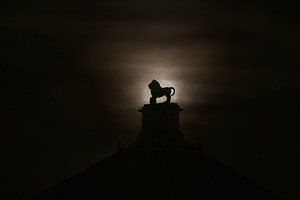 Der Vollmond hinter dem Löwen von Waterloo