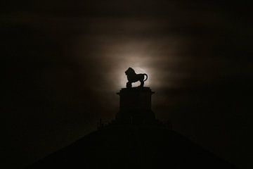 De volle maan achter de Leeuw van Waterloo