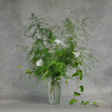 Showing off - Still life in airy greenery