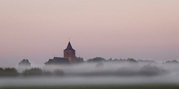 L'église St. Martin enveloppée dans la brume sur LiemersLandschap