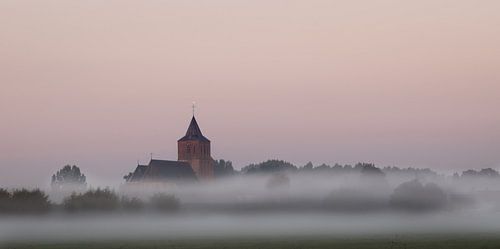 Martinuskerk gehuld in mist