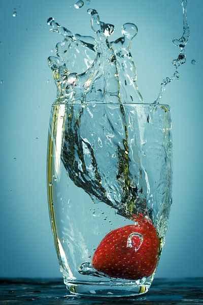 Strawberry splash by André Scherpenberg