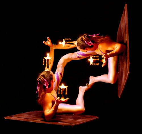 Menselijke kandelaar gereflecteerd