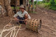 Myanmar: Mandenmaker (Nyaungshwe Township) van Maarten Verhees thumbnail