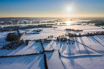 Een luchtfoto van een vroege ochtend boven een besneeuwd landschap in de Achterhoek