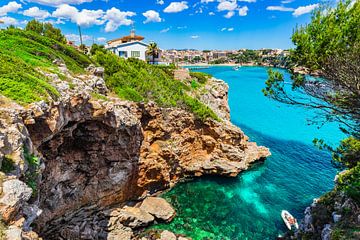 Mooie baai kust van Porto Cristo op Mallorca, Spanje van Alex Winter