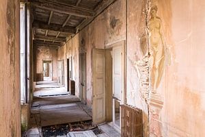 Zeichnung an der Wand. von Roman Robroek – Fotos verlassener Gebäude