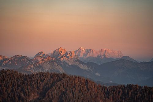 Zonsondergang over de Zugspitze en de bergen van Tannheim