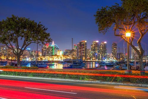 Lichtstrepen naar een skyline