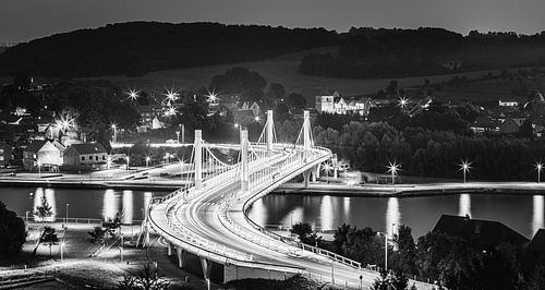 Pont suspendu noir et blanc sur le canal Albert à Kanne sur Henk Meijer Photography