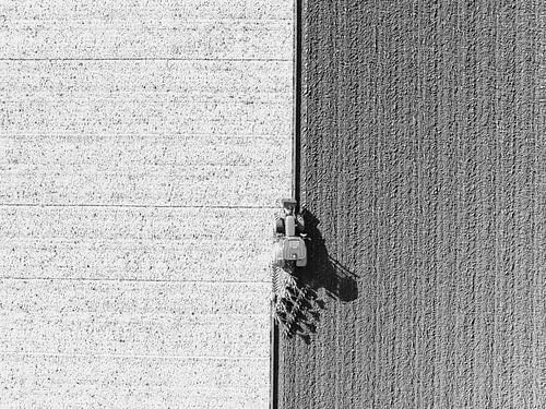 Tractor ploegt de grond voor het planten van gewassen