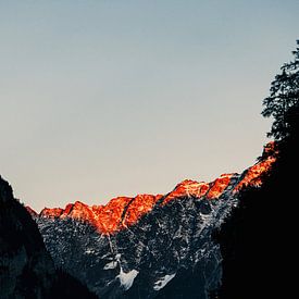 De zon gaat onder tussen de bergen van Zwitserland (l) van Jordy Brada