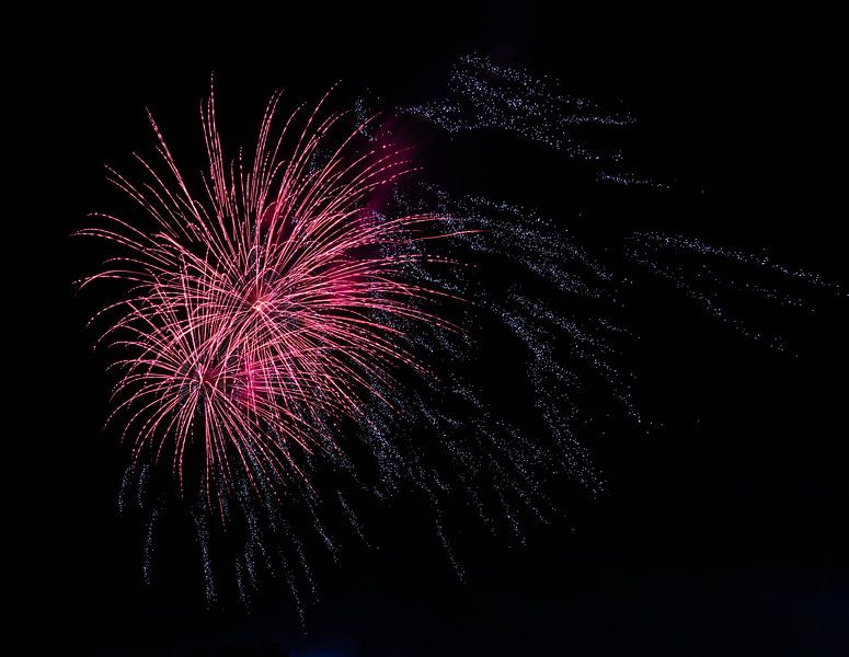 Image abstraite d'un feu d'artifice dans le ciel nocturne par ManfredFotos