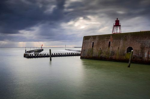 Hollandse wolkenlucht boven de haven van Vlissingen aan de Zeeuwse kust
