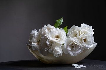 Stilleven van rozen in spekstenen schaal van Affect Fotografie