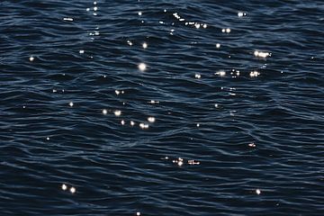 Reflecterend meerwater op een zonnige dag van stewic_