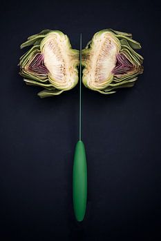 Artischocke mit japanischem Küchenmesser