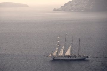 Naviguer au large de l'île de Santorin sur Thomas Herzog