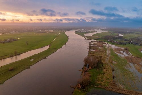 IJssel met overlopende uiterwaarden bij Zwolle tijdens zonsondergang