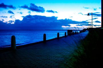 Waterkant bij het blauwe uur van Norbert Sülzner