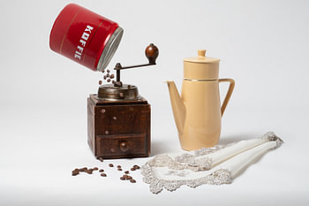 Stilleben / Alte Kaffeekanne, Kaffeemühle und Dose mit Kaffeebohnen